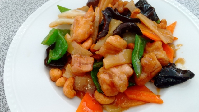 カンボジア料理【鶏肉のショウガ炒め（チャー・クニャイ）】レイマスシェフレシピ