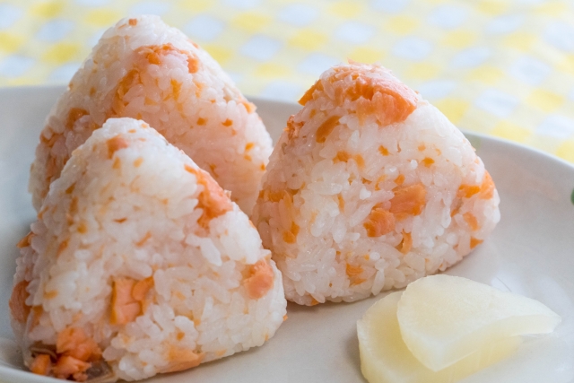 【鮭とクリームチーズの天かすおにぎり】ゆこ先生レシピ